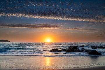 Obraz premium Beautiful sunrise with high cloud at the seaside