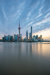 Naklejka premium Sunrise view of Lujiazui, the financial district in Shanghai, China.
