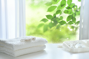 白いタオル　洗濯バサミ 