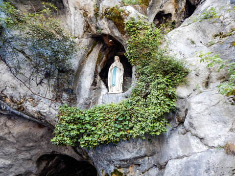 Virgen Mar&iacute;a en gruta del Santuario de Lourdes en Francia