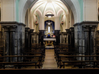 Interior de capilla en el Santuario de Lourdes en Francia