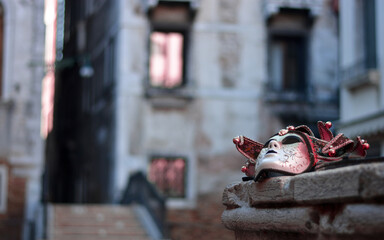 Una maschera antica in un quartiere di Venezia