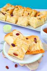 Saftiger Kuchen mit Apfelspalten	