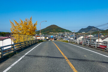 青空に映える「讃岐富士」こと讃岐七富士の一つ飯野山