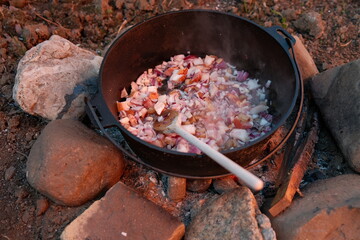 Draußen in der Wildnis auf offenem Feuer Kochen