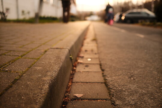 Stra&szlig;e im Abendlicht mit Spazierg&auml;nger