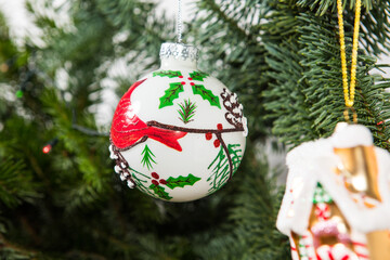 weihnachtsschmuck an tannenbaum