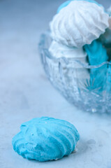 Marshmallows white and blue in a glass vase on the table