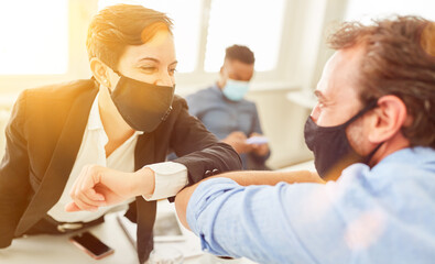 Obraz premium Business people at elbows greeting because of coronavirus