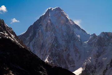 Foto auf Acrylglas Gasherbrum Berglandschaft mit weißen Wolken und blauem Himmel, Gasherbrum V ist ein Berg im Gasherbrum-Massiv, das sich in der Karakorum-Kette von Gilgit-Baltistan, Pakistan befindet