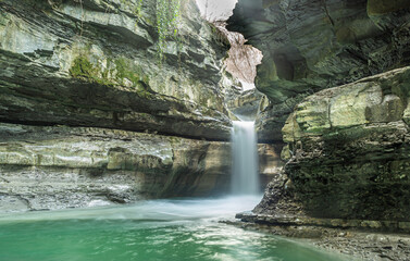 The screaming cave, one of the most beautiful and evocative waterfalls in the area, is located in Giumella, about 3 km along the road that leads to Florence.