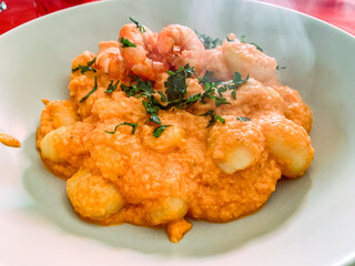 Gnocchi di patate con crema di gamberi, gamberi interi e prezzemolo