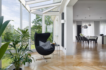 Apartment with oriel window