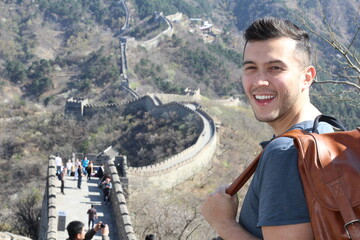 Naklejka premium Excited tourist visiting the great wall of China 