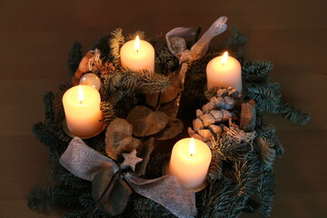 4 Kerzen brennen am Adventskranz