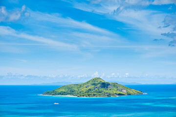 Obraz premium Seascape with view into St. Anne island, Seychelles, with with blue sky and clean ocean water