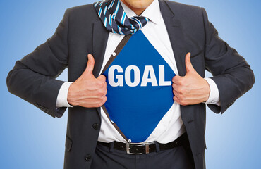 Mann im Anzug trägt Schriftzug Goal als Erfolg Konzept