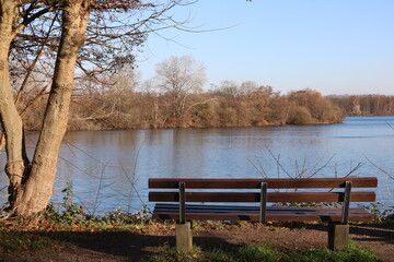 Bank am Unterbacher See im Winter