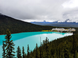 View on the lake Louise en its famous hotel.