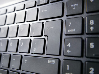 Teilbereiche einer schwarzen Computertastatur. Returntaste.