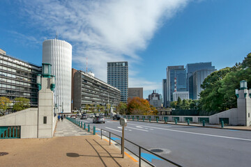 東京都千代田区北の丸公園の竹橋と代官町通り