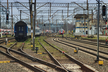 Dworzec kolejowy Poznań z taborem kolejowym.