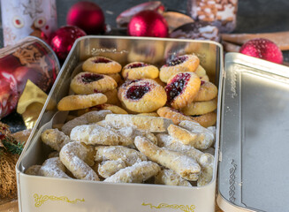 Weihnachtsplätzchen in einer Keksdose