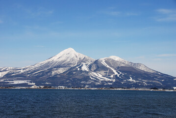 冬晴れの会津磐梯山と猪苗代湖