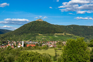 Fototapeta na wymiar Stadt Neuffen mit Burg Hohenneuffen, Schwäbische Alb, Baden-Württemberg