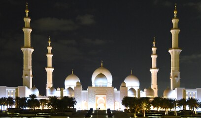 Fototapeta na wymiar Weiße Scheich-Zayid-Moschee vor nachtschwarzem Himmel
