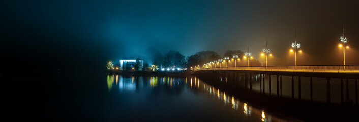Lindauer Seebrücke zur Insel bei Nacht mit Weihnachtslichtern