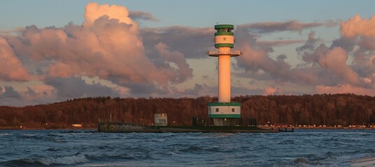 Obraz premium lighthouse with dramatic cumulus clouds, banner