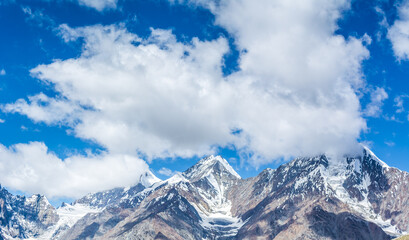 Fototapeta na wymiar Breathtaking Mountain landscaps of Himalayas