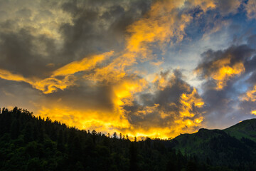 Obraz premium Sun reflected clouds in the sky and silhouette of mountains of Himalaya 