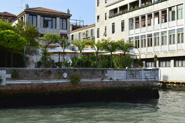 Restaurante a beira do canal de Veneza