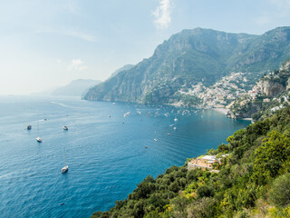 Malownicze morskie włoskie wybrzeże Positano widziane z gór - obrazy, fototapety, plakaty