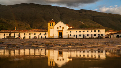 Fototapeta premium Plaza of Villa de Leyva Colombia at sunset with a mirror reflex