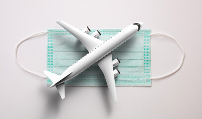 Naklejka premium Plane model and medical mask on white background. 3d illustration