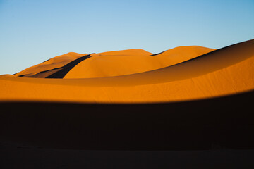 Fototapeta na wymiar Wydmy piaskowe na Saharze, Maroko, 2017r.
