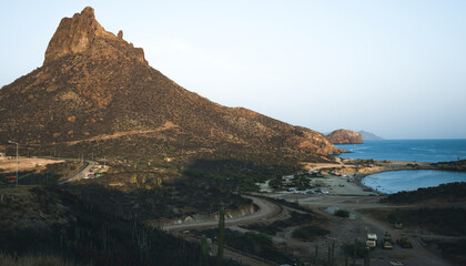 Entorno de la bahía de San Carlos, en el estado de Sonora, Mexico montañas, vegetación y costumbres.