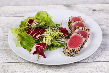 Salad with fresh tuna