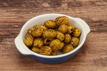 Fototapeta premium Green grilled olives in the bowl