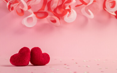 Zwei rote Herzen. Alles liebe zum Valentinstag