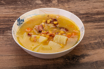 Pea soup with smoked ribs