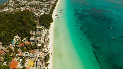 Photo sur Plexiglas Plage blanche de Boracay Vue aérienne de la magnifique baie de l& 39 île tropicale avec plage de sable blanc Boracay, Philippines. Plage blanche avec touristes et hôtels. Plage blanche tropicale avec voilier.