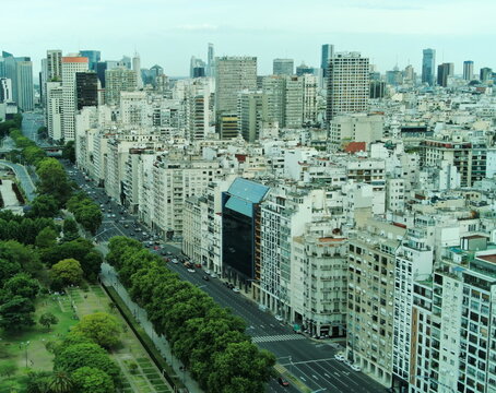 Vista de las construcciones t&iacute;picas del centro de la ciudad, con edificios a la derecha y parques p&uacute;blicos a la izquierda.