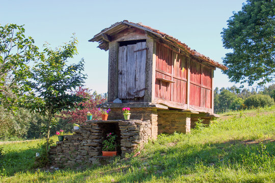 Imagen rural de un horreo en Galicia. Construcci&oacute;n para almacenar el grano en zonas de mucha humedad separando el grano del terreno