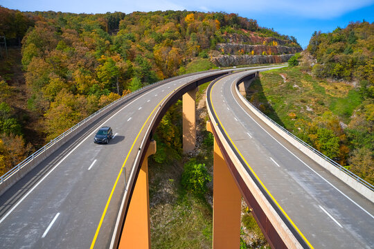 USA, West Virginia, Aerial view of&Ocirc;&oslash;&Omega;U.S. Route 48 bridge stretching over Lost River in&Ocirc;&oslash;&Omega;Appalachian Mountains