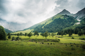 Fototapeta na wymiar Großer Ahornboden im Karwendelgebirge mit dramatischem Himmel.