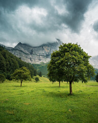 Gro&szlig;er Ahornboden im Karwendelgebirge mit dramatischem Himmel.